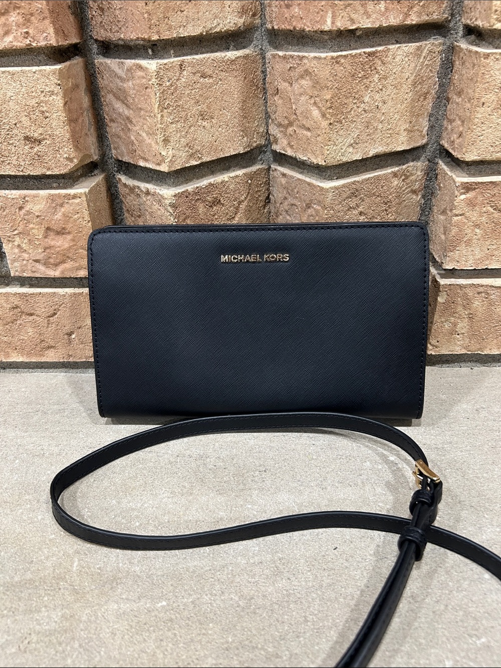 Michael Kors Saffiano Leather Lg Crossbody Clutch-Black **Great Condition** - Picture 2 of 8